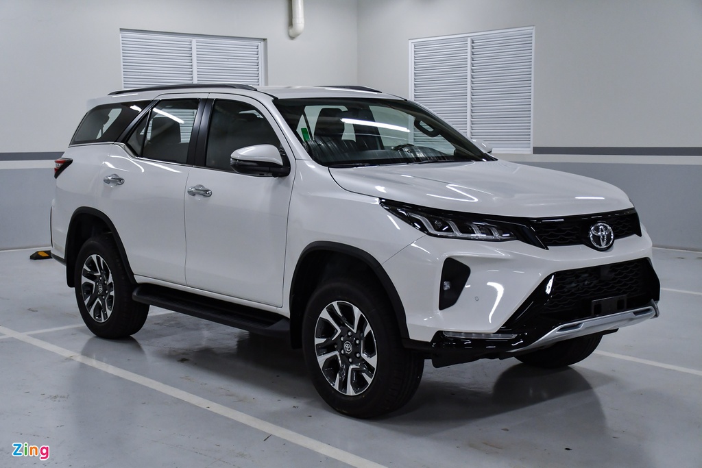 co-gia-khoang-12-ty-dong-toyota-fortuner-24-legender-moi-ve-dai-ly-co-gi-dac-biet