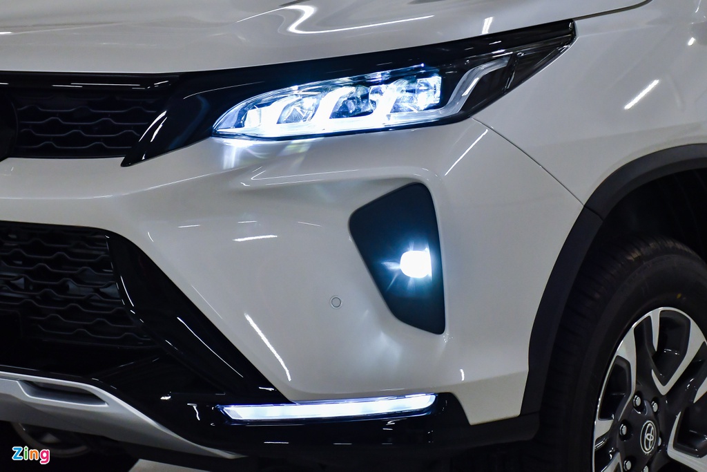 co-gia-khoang-12-ty-dong-toyota-fortuner-24-legender-moi-ve-dai-ly-co-gi-dac-biet