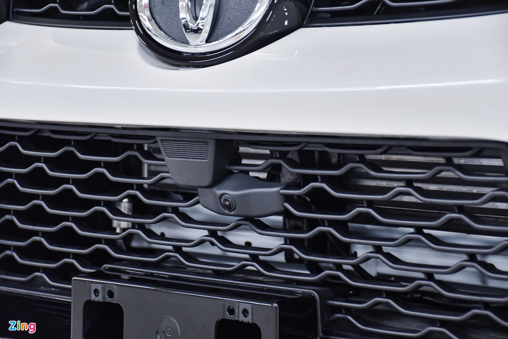 co-gia-khoang-12-ty-dong-toyota-fortuner-24-legender-moi-ve-dai-ly-co-gi-dac-biet