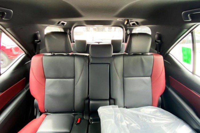 co-gia-khoang-12-ty-dong-toyota-fortuner-24-legender-moi-ve-dai-ly-co-gi-dac-biet