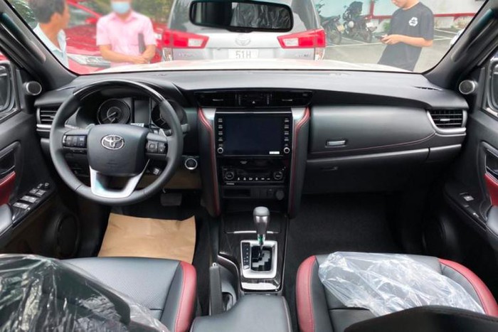 co-gia-khoang-12-ty-dong-toyota-fortuner-24-legender-moi-ve-dai-ly-co-gi-dac-biet
