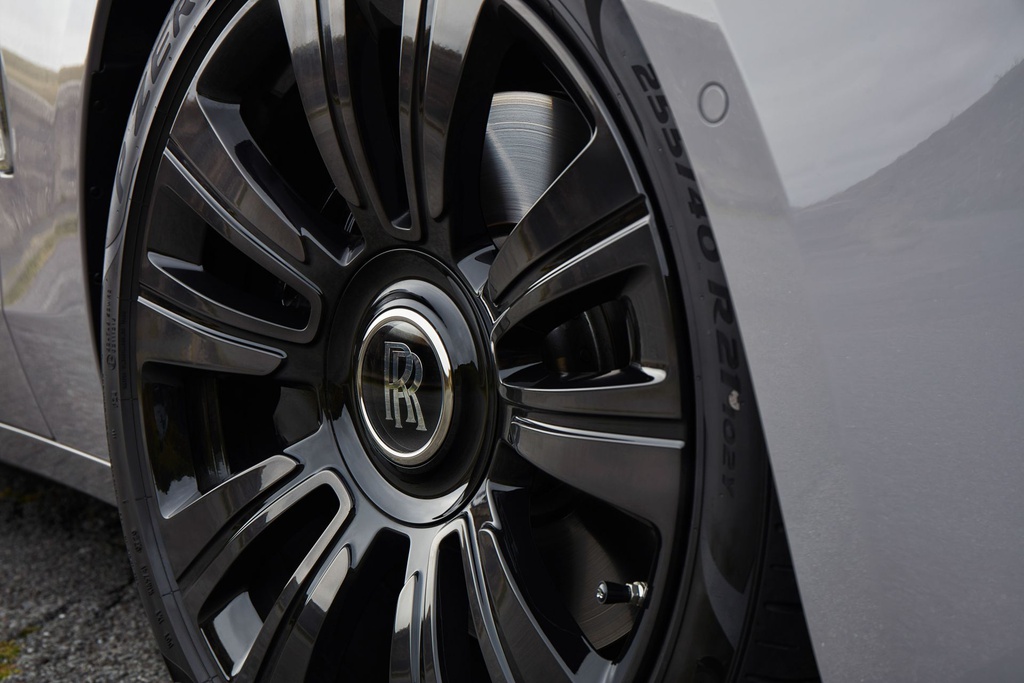 chiem-nguong-sieu-xe-rolls-royce-ghost-2021-co-gia-tu-khoang-63-ty-dong