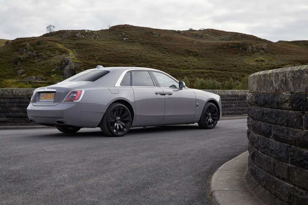 chiem-nguong-sieu-xe-rolls-royce-ghost-2021-co-gia-tu-khoang-63-ty-dong
