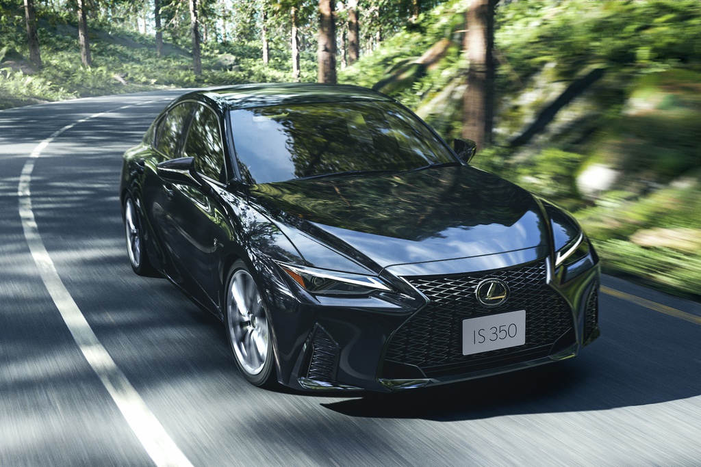 kham-pha-lexus-is-2021-vua-ra-mat-ngoai-that-lot-xac-kha-nang-van-hanh-an-tuong