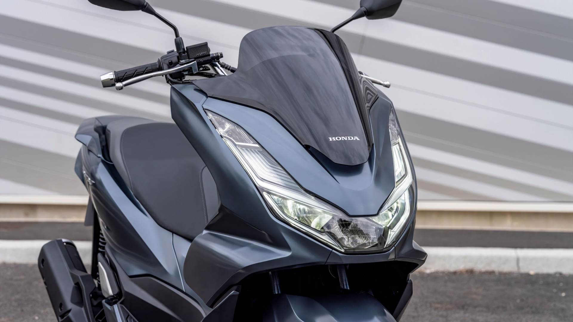 honda-pcx-125-2021-ra-mat-so-huu-dien-mao-moi-cai-tien-dong-co