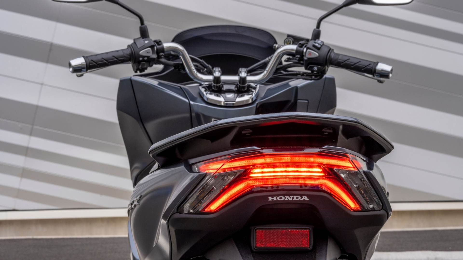 honda-pcx-125-2021-ra-mat-so-huu-dien-mao-moi-cai-tien-dong-co