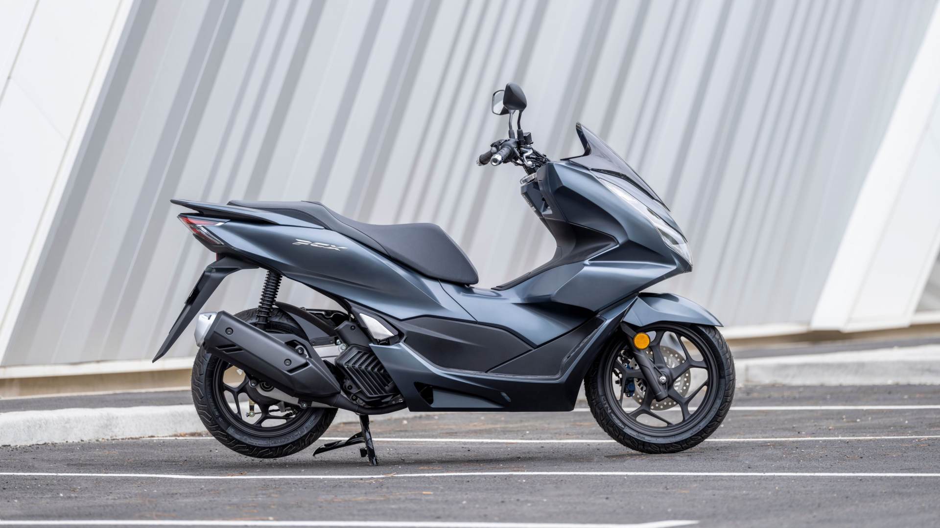 honda-pcx-125-2021-ra-mat-so-huu-dien-mao-moi-cai-tien-dong-co