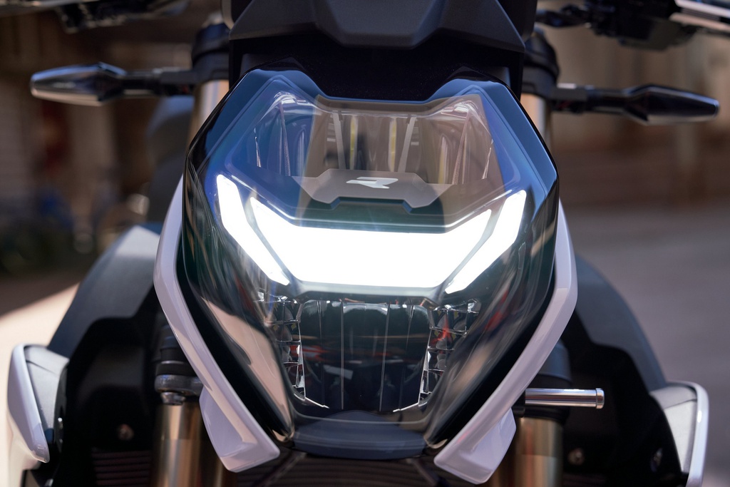 bmw-s-1000-r-2021-duoc-ra-mat-goai-hinh-bat-mat-cong-suat-manh-165-ma-luc