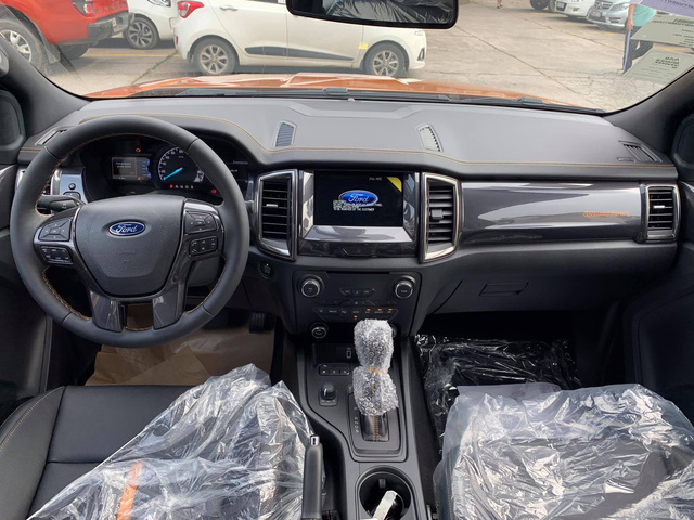 ford-ranger-2021-bat-ngo-ve-viet-nam-cat-giam-trang-bi-gia-ban-tang