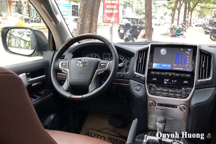 toyota-land-cruiser-vxs-executive-lounge-gan-7-ty-ve-viet-nam-so-huu-loat-trang-bi-dat-gia