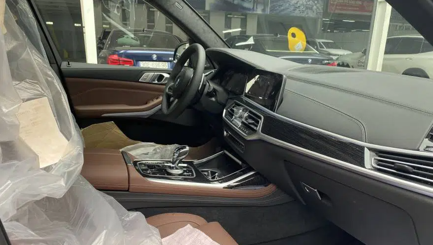 bmw-x7-m-sport-chinh-hang-ve-viet-nam-gia-re-bat-ngo-duoc-trang-bi-nhieu-tien-nghi