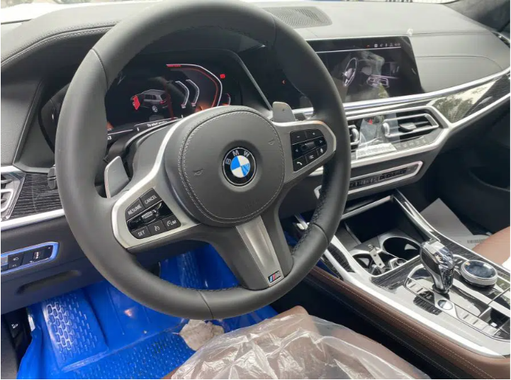 bmw-x7-m-sport-chinh-hang-ve-viet-nam-gia-re-bat-ngo-duoc-trang-bi-nhieu-tien-nghi
