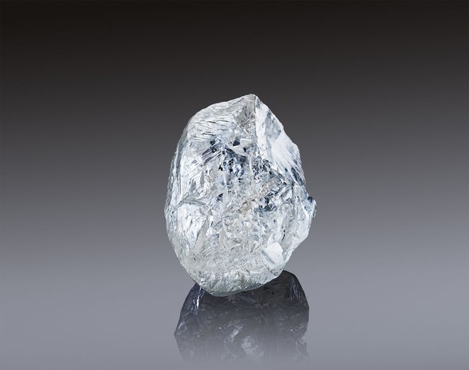 dau-gia-vien-kim-cuong-quy-hiem-nang-242-carat-khoi-diem-2-trieu-usd