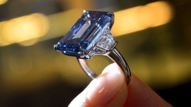 dau-gia-vien-kim-cuong-quy-hiem-nang-242-carat-khoi-diem-2-trieu-usd