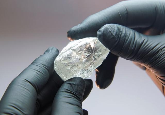 dau-gia-vien-kim-cuong-quy-hiem-nang-242-carat-khoi-diem-2-trieu-usd