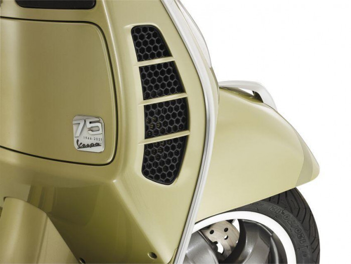 chi-tiet-vespa-primavera-va-vespa-gts-ban-ky-niem-phoi-mau-dac-biet-trang-bi-nhieu-tinh-nang