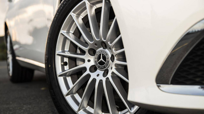 ra-mat-mercedes-benz-e-class-2021-thiet-ke-dot-pha-trang-bi-loat-cong-nghe-an-toan