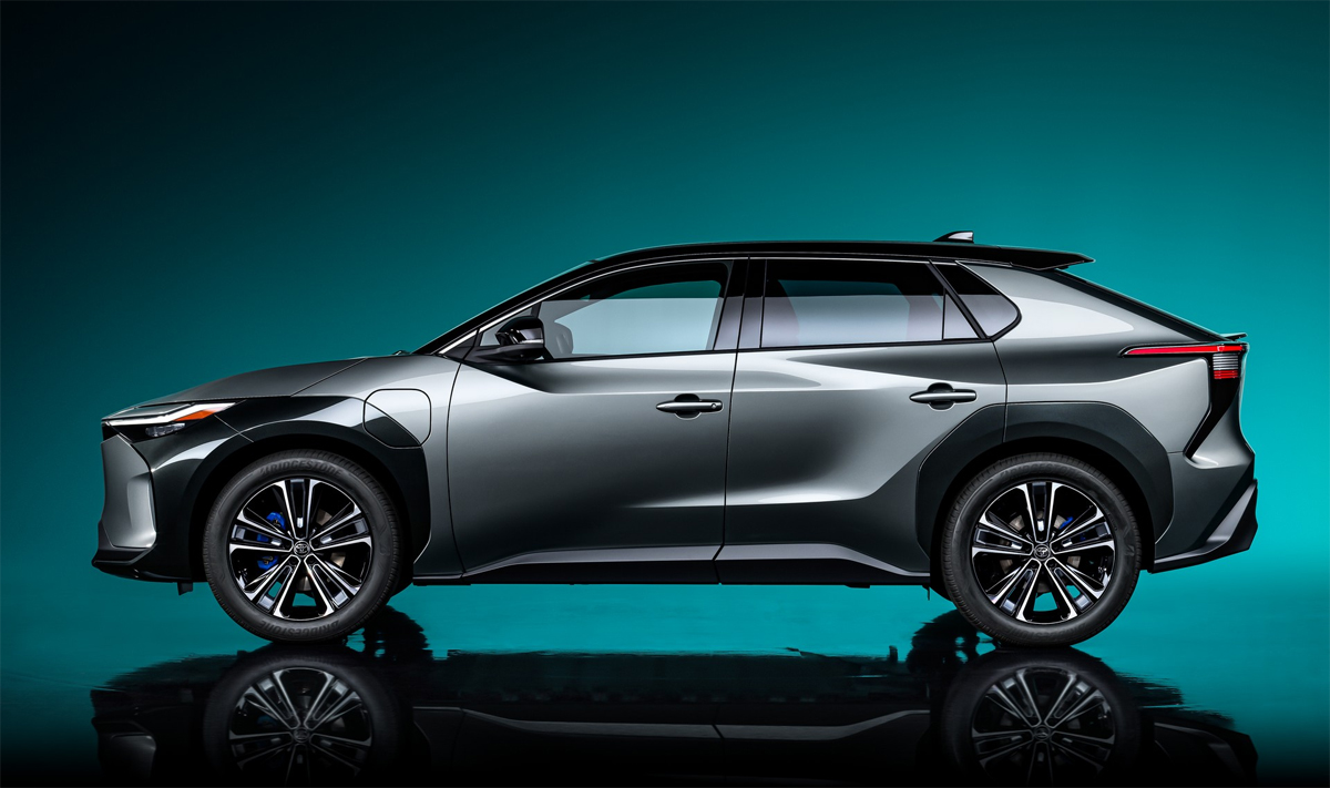ngam-chiec-xe-dien-dau-tien-cua-hang-xe-nhat-toyota-bz4x-ngoai-hinh-tuong-dong-rav4