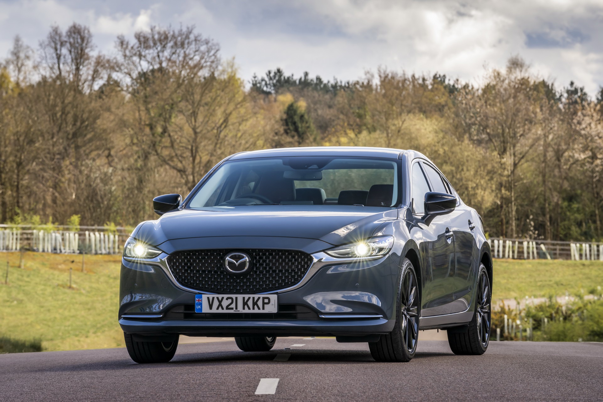 ngam-ban-dac-biet-cua-mazda6-kuro-edition-2021-mau-son-doc-dao-so-huu-nhieu-trang-bi-hien-dai