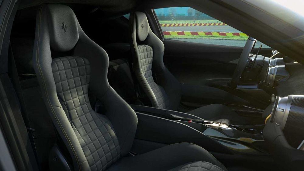 ferrari-812-competizione-ra-mat-ngoai-hinh-toi-gian-nang-cap-dong-co