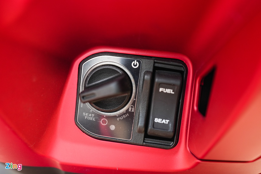 can-canh-honda-pcx-160-dau-tien-ve-viet-nam-trang-bi-dong-co-esp-moi-gia-ban-chua-tiet-lo