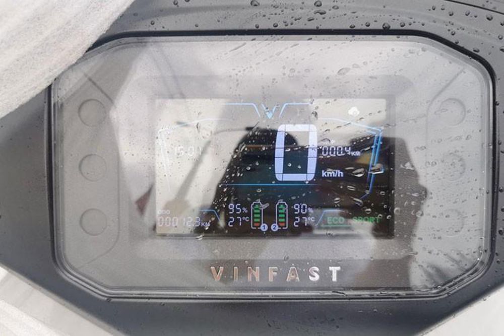 lo-dien-mau-xe-may-dien-vinfast-vento-moi-thiet-ke-trung-tinh-su-dung-ac-quy-lithium-ion