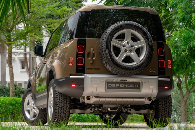 land-rover-defender-90-vua-ra-mat-viet-nam-tinh-chinh-lai-thiet-ke-co-2-tuy-chon-dong-co