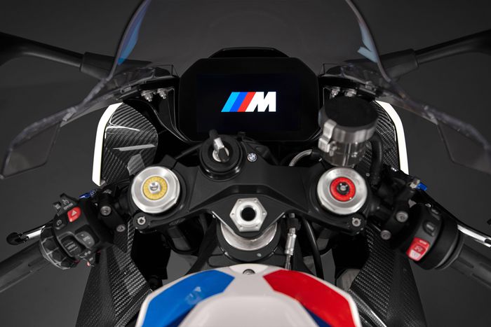 bmw-m-1000-rr-ra-mat-dong-co-cong-suat-212-ma-luc-trang-bi-nhieu-cong-nghe-ho-tro-lai