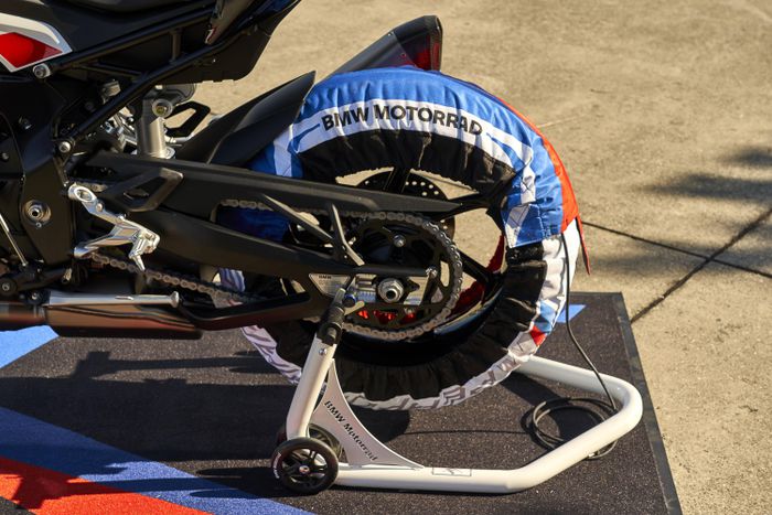 bmw-m-1000-rr-ra-mat-dong-co-cong-suat-212-ma-luc-trang-bi-nhieu-cong-nghe-ho-tro-lai