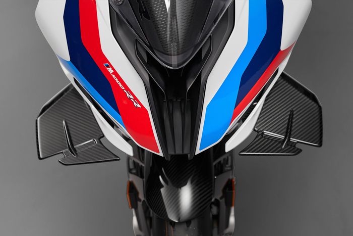 bmw-m-1000-rr-ra-mat-dong-co-cong-suat-212-ma-luc-trang-bi-nhieu-cong-nghe-ho-tro-lai
