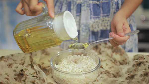 Bước 6: Cho xôi vào bao nilong cùng 1 muỗng canh dầu. Nhồi bóp hay giã cho xôi nhuyễn nát (không cho vào máy xay).