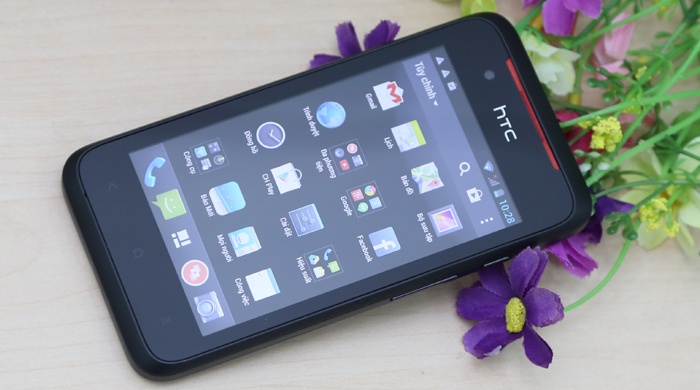 Smartphone gi&aacute; rẻ HTC Desire 210 sở hữu kiểu d&aacute;ng nhỏ gọn c&ugrave;ng cấu h&igrave;nh mạnh, ph&ugrave; hợp cho người d&ugrave;ng l&agrave; sinh vi&ecirc;n