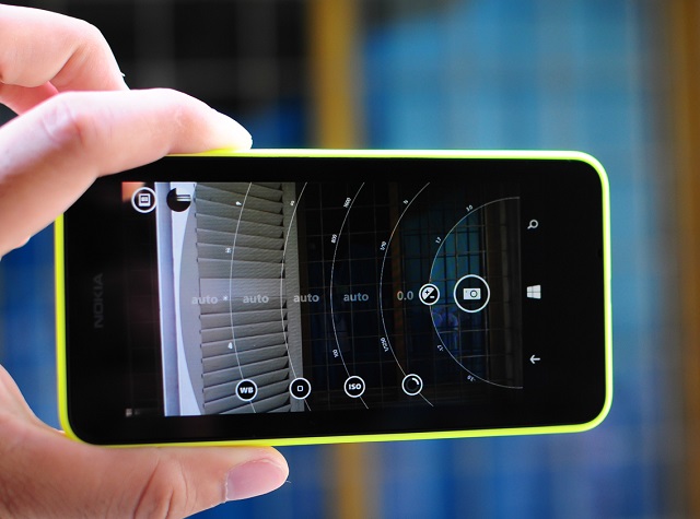 Smartphone gi&aacute; rẻ chụp ảnh đẹp Nokia Lumia 630 với c&aacute;c t&ugrave;y chỉnh th&ocirc;ng số tr&ecirc;n camera m&aacute;y, cho ra những bức ảnh sắc n&eacute;t