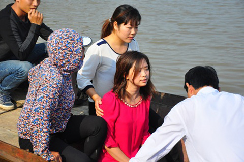 t&igrave;m x&aacute;c chị Huyền
