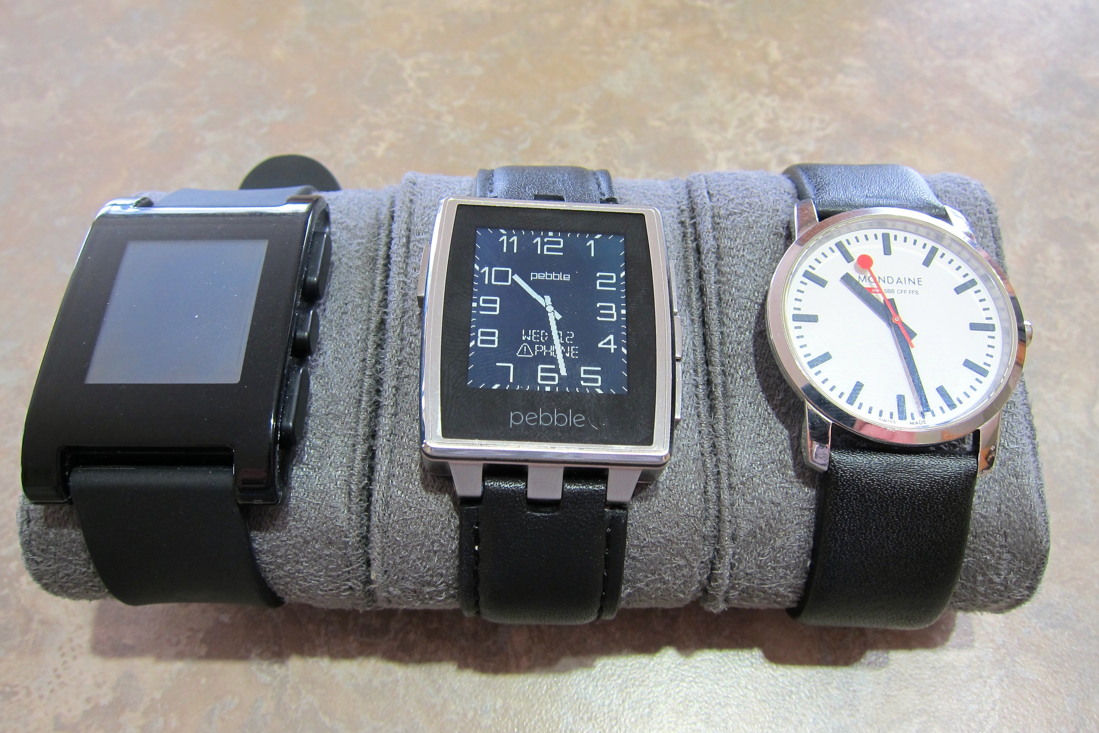 Người mua c&oacute; thể mua Pebble Steel với hai m&agrave;u t&ugrave;y chọn bạc hoặc đen