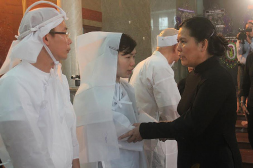 ...và chia sẻ mất mát cùng gia quyến.