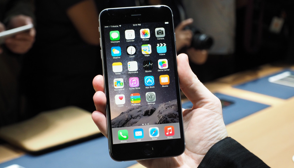 iPhone 6 Plus - người anh em của iPhone 6 - cũng c&oacute; mặt trong danh s&aacute;ch 10 smartphone tốt nhất 2014
