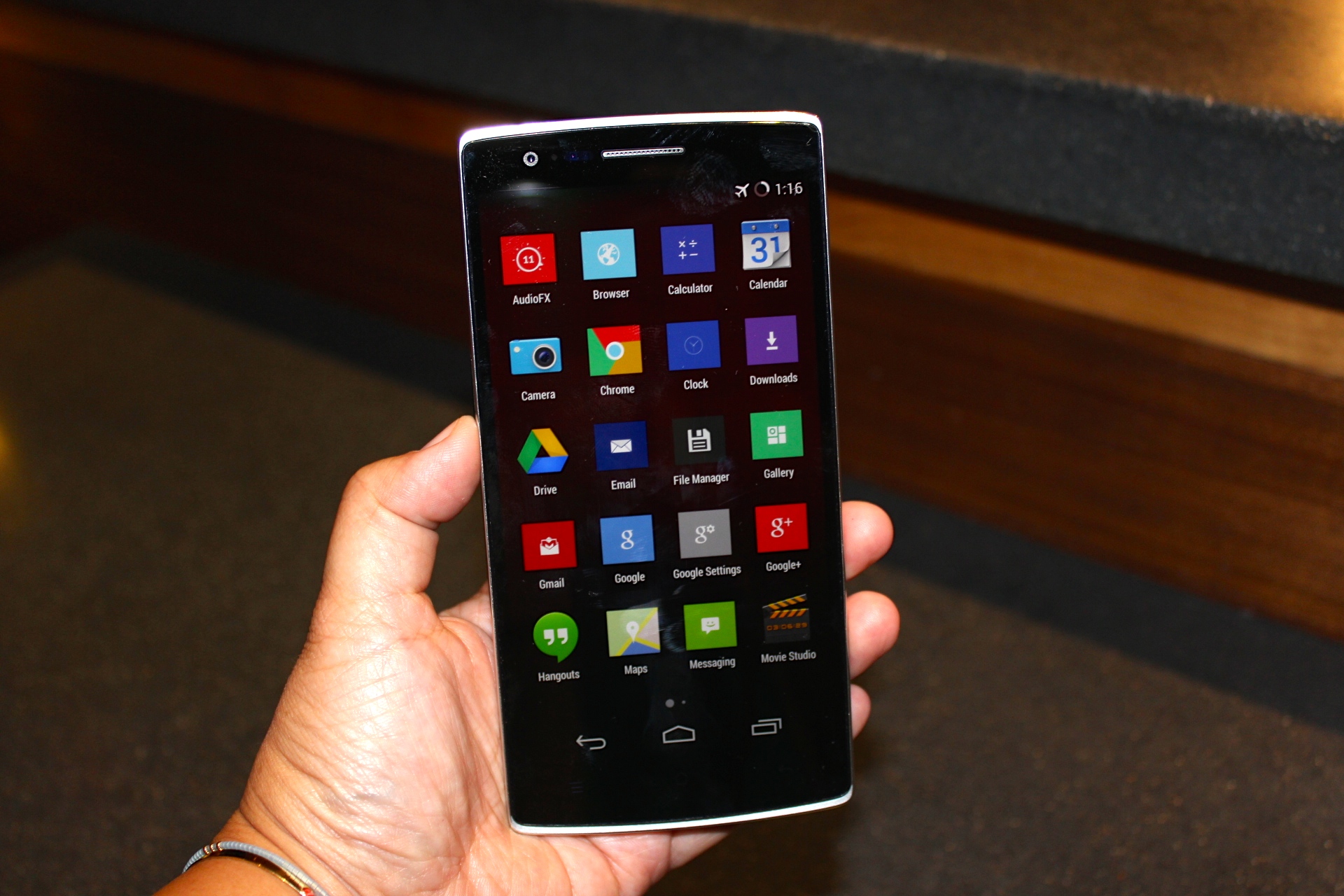 Một trong 2 smartphone gi&aacute; rẻ nhất trong 10 smartphone tốt nhất 2014