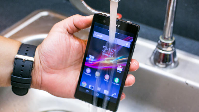 Xperia Z3 c&oacute; khả năng chống nước ấn tượng nhất trong số những smartphone tốt nhất 2014