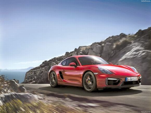 Bộ đôi xe thể thao mới của Porsche là Boxster GTS và Cayman GTS có công suất tăng 15 mã lực so với chiếc Boxster S và Cayman S. Cả hai xe được trang bị hộp số sàn 6 cấp Tiêu chuẩn và có tùy chọn hộp số tự động bảy cấp. Cụ thể, Porsche Boxster GTS được trang bị động cơ 6 xi-lanh 3,4 lít, công suất tối đa 330 mã lực, tăng tốc từ 0 - 100km trong 4,7 giây, đạt tốc độ tối đa 281km/h. Trong khi đó, Porsche Cayman GTS với động cơ 6 xi-lanh 3,4 lít tương tự nhưng có công suất đến 340 mã lực, cho phép xe tăng tốc từ 0 - 100km trong 4,6 giây, tốc độ tối đa 285km/h.