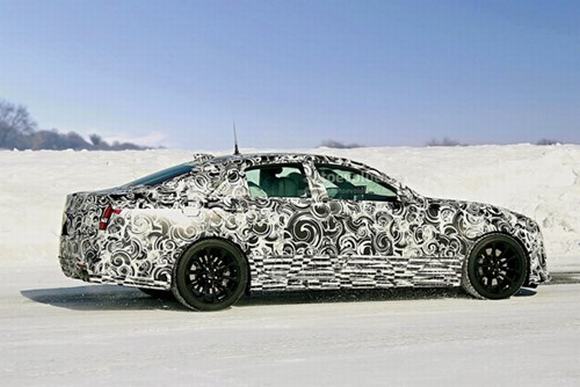 Cadillac CTS-V 2016 sở hữu cản trước và lưới tản nhiệt trước có thiết kế “hầm hố”. Hai cụm đèn trước của xe được tạo hình sắc nét. Xe được trang bị bộ vành cỡ lớn, trọng tâm xe rất thấp, phanh được cải tiến và bổ sung cánh gió sau đi liền nắp ca-pô. Tấm khuếch tán gió sau cỡ lớn và hệ thống 4 ống xả khiến phần đuôi xe trông rất thể thao. Đặc biệt, khách hàng có thể lựa chọn hai động cơ cho Cadillac CTS-V 2016: Động cơ V8 4,5 lít tăng áp kép và động cơ V8 6,2 lít được thay đổi một chút để phù hợp với dạng xe sedan nhưng vẫn tạo ra được sức mạnh trên 600 mã lự. Hiệu suất này giúp Cadillac CTS-V 2016 bỏ xa các đối thủ như BMW M5 và Mercedes-Benz E63 AMG.