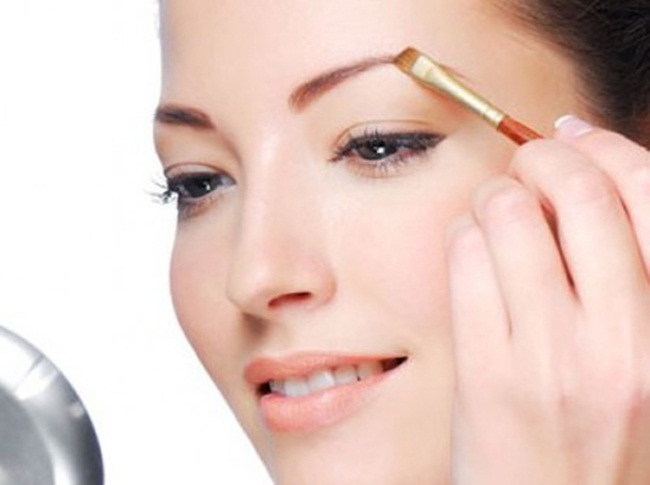 C&aacute;ch l&agrave;m thon gọn khu&ocirc;n mặt với biện ph&aacute;p trang điểm hoặc chọn kiểu t&oacute;c ph&ugrave; hợp cho hiệu quả tức thời