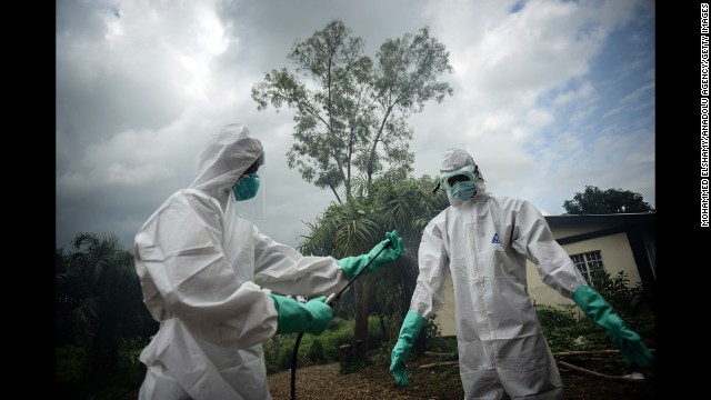 Nhân viên y tế xử lý thi thể các nạn nhân Ebola ở Liberia. Nhân viên y tế xử lý thi thể các nạn nhân Ebola ở Liberia.