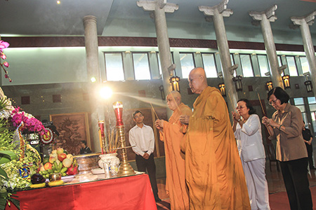 Các sư thầy cũng tham dự lễ tang bà Võ Thị Thắng và tỏ lòng tiếc thương.