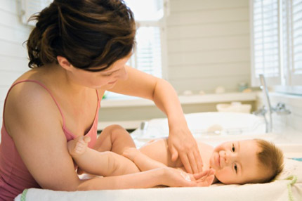 Chọn kem dưỡng ẩm chất lượng v&agrave; an to&agrave;n cho b&eacute; với những ti&ecirc;u ch&iacute; cơ bản