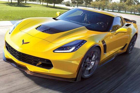 Siêu xe Chevrolet Corvette Z06 phiên bản 2015 sở hữu thiết kế sành điệu. GM đã công bố thông số kỹ thuật của mẫu Chevrolet Corvette Z06 2015 được trang bị động cơ LT4 hoàn toàn mới. Đặc biệt, khối động cơ V8 siêu nạp dung tích 6,2 lít này tạo ra công suất 650 mã lực, lực mô-men xoắn cực đại 881Nm khiến Z06 2015 trở thành một trong những siêu xe thể thao ấn tượng nhất trên thị trường và là mẫu Chevrolet mạnh mẽ nhất từ trước tới nay. Đặc biệt, ngay cả khi động cơ ở trạng thái nghỉ tại 1.200 vòng/phút thì xe cũng tạo ra lực xoắn 619Nm. Ở tua máy 2.800 vòng/phút, khối động cơ V8 này tạo ra lực mô-men xoắn 847Nm và tại 3.600 vòng/phút, tạo ra lực mô-men xoắn tối đa 881Nm. Vì thế, với siêu xe này, người lái chỉ khẽ nhích chân ga, xe sẽ vọt đi như tên bắn và những ai không quen sẽ phải giật mình vì nó tăng tốc quá nhanh.