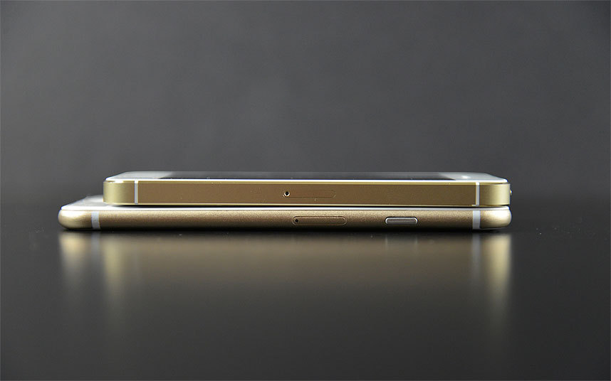 Mẫu giao diện di động mockup iPhone 6 xuất hiện trên trang cá nhân của Sonny Dickson trông mỏng hơn, màn hình lớn hơn khi đặt bên cạnh chiếc iPhone 5s.