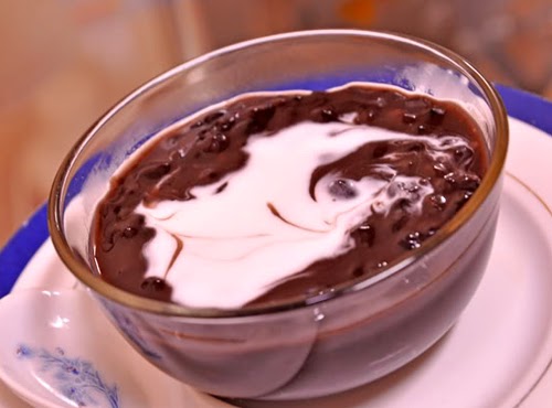 Đậu mềm, cho ch&egrave; đậu đen với tr&acirc;n ch&acirc;u v&agrave;o b&aacute;t, để nguội, b&ecirc;n tr&ecirc;n m&uacute;c v&agrave;o 1 đến 2 th&igrave;a nước cốt dừa, th&ecirc;m ch&uacute;t đ&aacute; lạnh v&agrave;o ăn ngay.