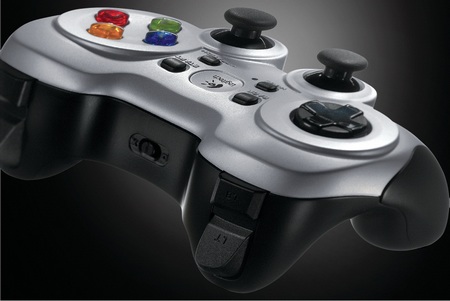Tay game kết nối không dây với máy tính, với chức năng phản hồi rung kép Logitech Wireless Gamepad F710 cho bạn cảm nhận một cách chân thực trong những trò chơi của mình.