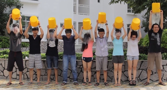 Trào lưu dội nước đá lên đầu đã lan rộng trên toàn thế giới, thu hút nhiều người tham gia ở các nước như Úc, Anh, Canada, Đức và New Zealand và đang lan rộng sang các nước châu Á.